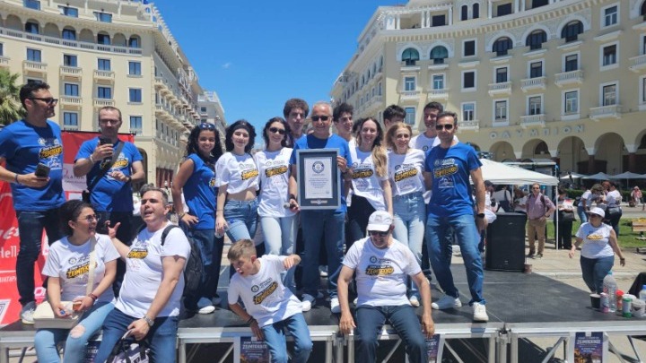 Στη Θεσσαλονίκη το ρεκόρ Γκίνες για τη μεγαλύτερη ταυτόχρονη χορογραφία ζεϊμπέκικου (photo)