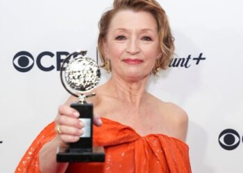 «Escorted»: Η Λέσλι Μάνβιλ στη νέα σειρά του Μπρετ Γκόλντσταϊν