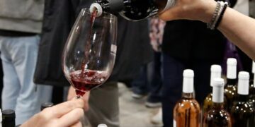 Ο Τραμπ απειλεί με δασμούς 100% στα γαλλικά κρασιά, αν το Παρίσι δεν άρει φόρο σε αμερικανικούς κολοσσούς τεχνολογίας