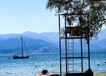 Καβάλα: Κατέρρευσαν ναυαγοσωστικοί πύργοι – Τραυματίστηκε ναυαγοσώστρια