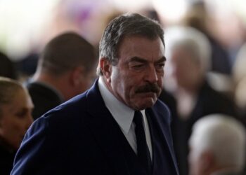 Ο Τομ Σέλεκ σε ρόλο παρουσιαστή και παραγωγού σε νέα σειρά για το έγκλημα στις ΗΠΑ