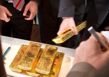 Ο χρυσός δεν “λάμπει” πάντα – Γιατί κατρακύλησε σχεδόν 30% η τιμή του μέσα σε πέντε μήνες