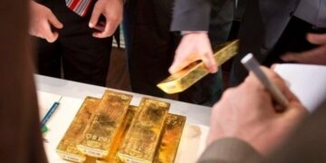 Ο χρυσός δεν “λάμπει” πάντα – Γιατί κατρακύλησε σχεδόν 30% η τιμή του μέσα σε πέντε μήνες