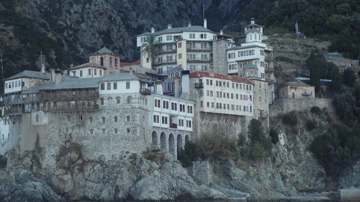 Όταν οι μοναχοί γερνούν- Οι χώροι φροντίδας ηλικιωμένων στα μοναστήρια του Αγίου Όρους
