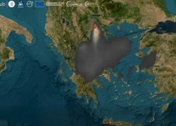 AtmoHub: Πυκνοί καπνοί επηρέασαν μεγάλο τμήμα της Θεσσαλονίκης λόγω της φωτιάς στο Ωραιόκαστρο