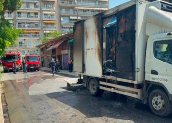 Φωτιά το μεσημέρι σε φορτηγό στην περιοχή των Γιαννιτσών