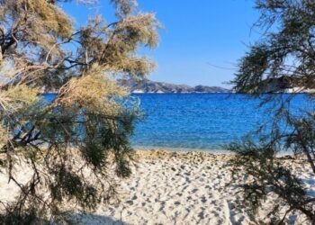 Γερμανός τουρίστας ανασύρθηκε χωρίς τις αισθήσεις του από την παραλία της Γερακινής