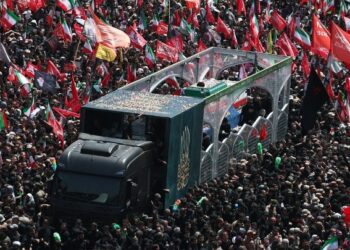 Ιράν: Ανθρωποθάλασσα στην ιερή πόλη Κομ για τον τελευταίο αποχαιρετισμό στον Χαμενεΐ