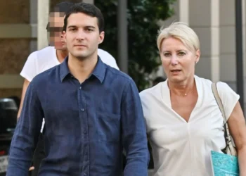 Βόλτα στο κέντρο της Αθήνας για την Νατάσα Παζαΐτη παρέα με τον γιο της Αλέξανδρο Καραμανλή