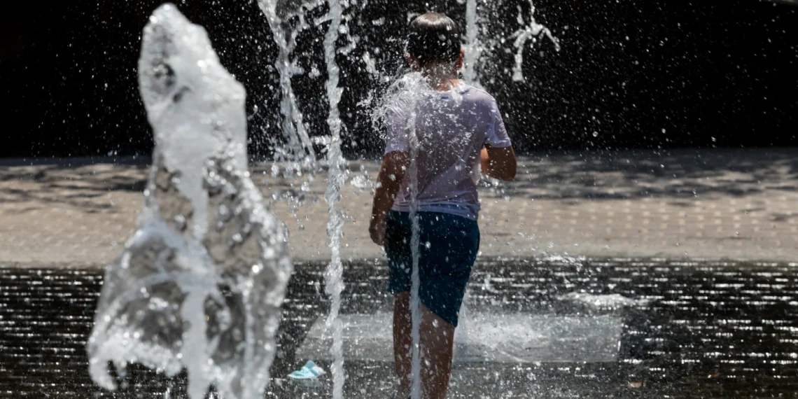 Καιρός: Έως 38 βαθμούς ο υδράργυρος σήμερα – Πού αναμένονται βροχές και καταιγίδες