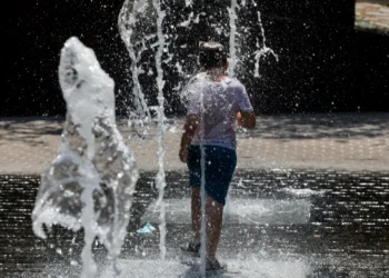 Καιρός: Έως 38 βαθμούς ο υδράργυρος σήμερα – Πού αναμένονται βροχές και καταιγίδες