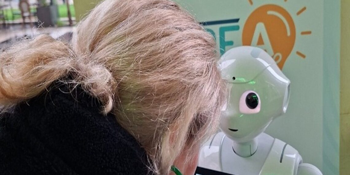 Ανθρωποειδές ρομπότ σε ανοιχτή εκδήλωση του ΚΕΠΚΑ ενημερώνει καταναλωτές για πλοήγηση, ηλεκτρονικές αγορές, και ψηφιακές συναλλαγές