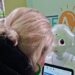 Ανθρωποειδές ρομπότ σε ανοιχτή εκδήλωση του ΚΕΠΚΑ ενημερώνει καταναλωτές για πλοήγηση, ηλεκτρονικές αγορές, και ψηφιακές συναλλαγές