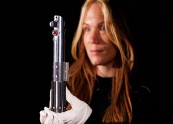Το φωτόσπαθο του Μαρκ Χάμιλ από το «Star Wars» πωλήθηκε σε τιμή ρεκόρ σε δημοπρασία