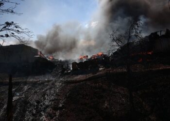 Χωρίς ενεργό μέτωπο πλην του εργοστασίου ανακύκλωσης η πυρκαγιά στο Ωραιόκαστρο