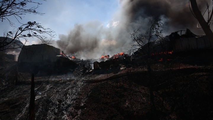 Χωρίς ενεργό μέτωπο πλην του εργοστασίου ανακύκλωσης η πυρκαγιά στο Ωραιόκαστρο