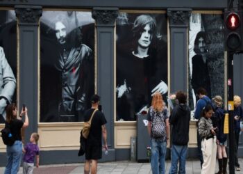Η Σάρον Όσμπορν καλεί τους θαυμαστές του Όζι να τον θυμούνται «παίζοντας δυνατά μουσική»