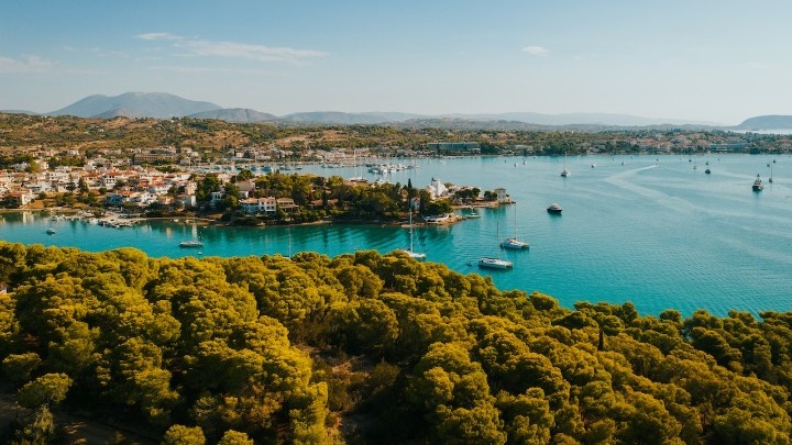 Πόρτο Χέλι: Η ανάδυση ενός παγκόσμιου προορισμού “ήσυχης” πολυτέλειας με επενδύσεις άνω του 1 δισ. ευρώ