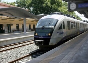 Hellenic Train: Καθυστερήσεις σε δρομολόγια του Προαστιακού Αθηνών λόγω πυρκαγιάς