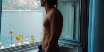 Οι ημίγυμνες φωτογραφίες του Πέτρου Ιακωβίδη από τις διακοπές του στη λίμνη Κόμο της Ιταλίας