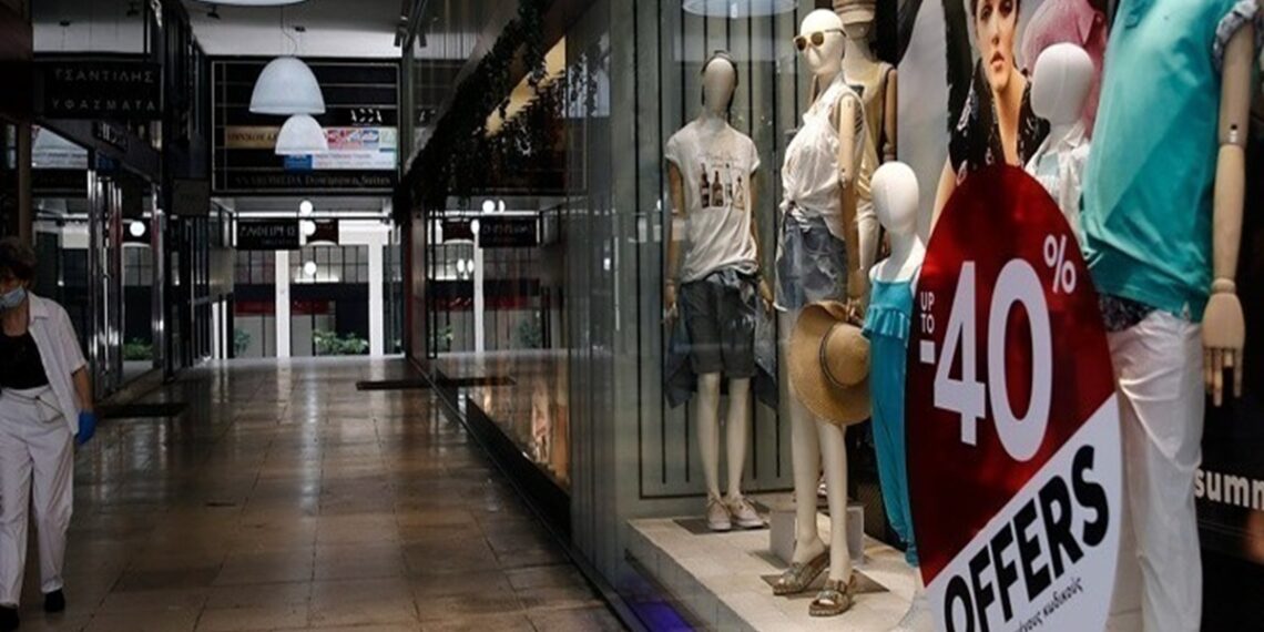 Ανοικτά αύριο τα καταστήματα για την πρώτη Κυριακή των θερινών εκπτώσεων