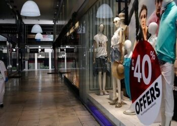 Ανοικτά αύριο τα καταστήματα για την πρώτη Κυριακή των θερινών εκπτώσεων