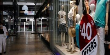 Ανοικτά αύριο τα καταστήματα για την πρώτη Κυριακή των θερινών εκπτώσεων