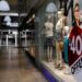 Ανοικτά αύριο τα καταστήματα για την πρώτη Κυριακή των θερινών εκπτώσεων