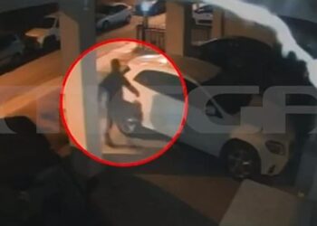 Ντοκουμέντο: Η στιγμή που ο δράστης αφήνει τα γκαζάκια στο σπίτι του Σάββα Αναστασιάδη