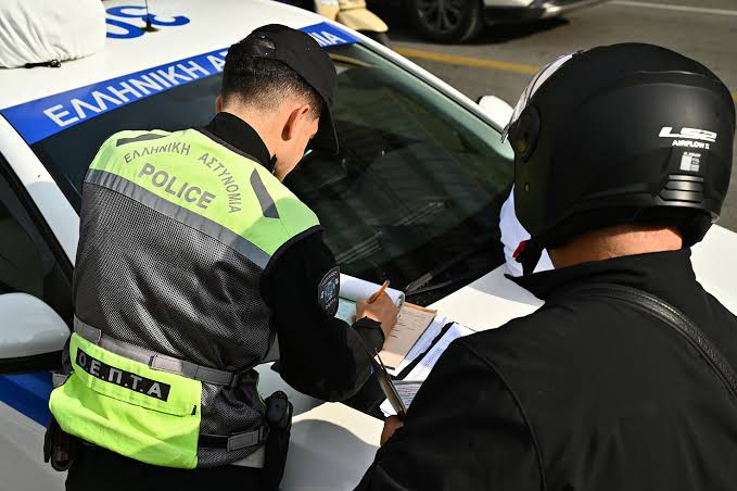 Θεσσαλονίκη: Οι κλήσεις της Τροχαίας περνούν στην ψηφιακή εποχή – Τέλος το χάρτινο μπλοκάκι