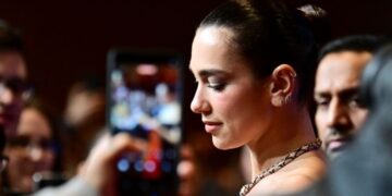 Dua Lipa: Υπέρ των κινητοποιήσεων στην Αλβανία για το θέρετρο της οικογένειας Τραμπ