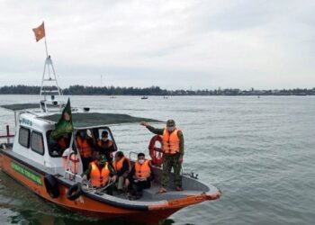 Βιετνάμ: Αγωνία για 17 ναυτικούς που αγνοούνται μετά το ναυάγιο πλοίου