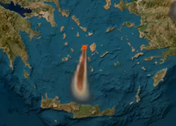 Ο καπνός από τη φωτιά στην Πάρο σκέπασε τις Κυκλάδες και έφτασε έως τη βόρεια Κρήτη