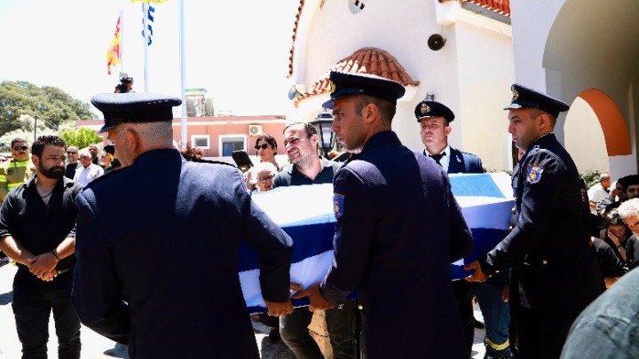 Ρέθυμνο: Σε κλίμα βαθιάς συγκίνησης η κηδεία του πυροσβέστη Παντελή Διαμαντάκη