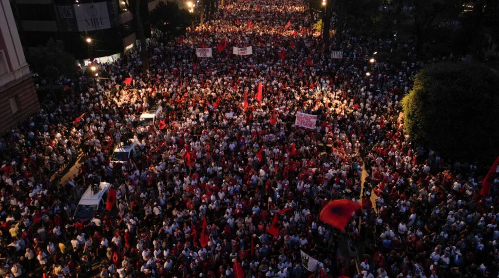 «Η Αλβανία δεν πωλείται»: Επιμένουν τα Ροζ Φλαμίνγκο και ζητούν την παραίτηση Ράμα (Video)