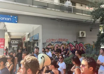 Θεσσαλονίκη: Φοιτητική κινητοποίηση έξω από το Μέγαρο Μουσικής για τη συνάντηση Μητσοτάκη-πρυτάνεων