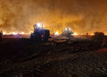 Πύρινη κόλαση στη Δυτική Αττική: Νέες εκκενώσεις με 112 – Μάχη όλη τη νύχτα για να σωθούν Μέγαρα, Αλεποχώρι και Βίλια (Video)
