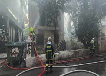 Θεσσαλονίκη: Φωτιά σε εγκαταλελειμμένο κτίριο (ΦΩΤΟ)