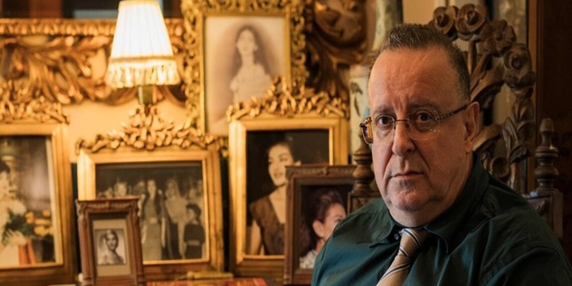 Απεβίωσε ο συλλέκτης του έργου της Μαρίας Κάλλας, Δημήτρης Πυρομάλλης, ο οποίος το 2023 δώρισε τη συλλογή του στην ΕΛΣ