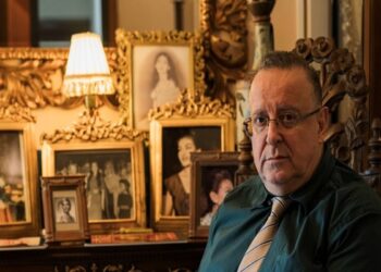 Απεβίωσε ο συλλέκτης του έργου της Μαρίας Κάλλας, Δημήτρης Πυρομάλλης, ο οποίος το 2023 δώρισε τη συλλογή του στην ΕΛΣ
