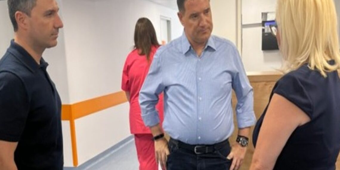 Επίσκεψη Γεωργιάδη σε δομές υγείας της Δ. Αττικής λόγω των πυρκαγιών- «Το ΕΣΥ είναι έτοιμο για κάθε ενδεχόμενο»