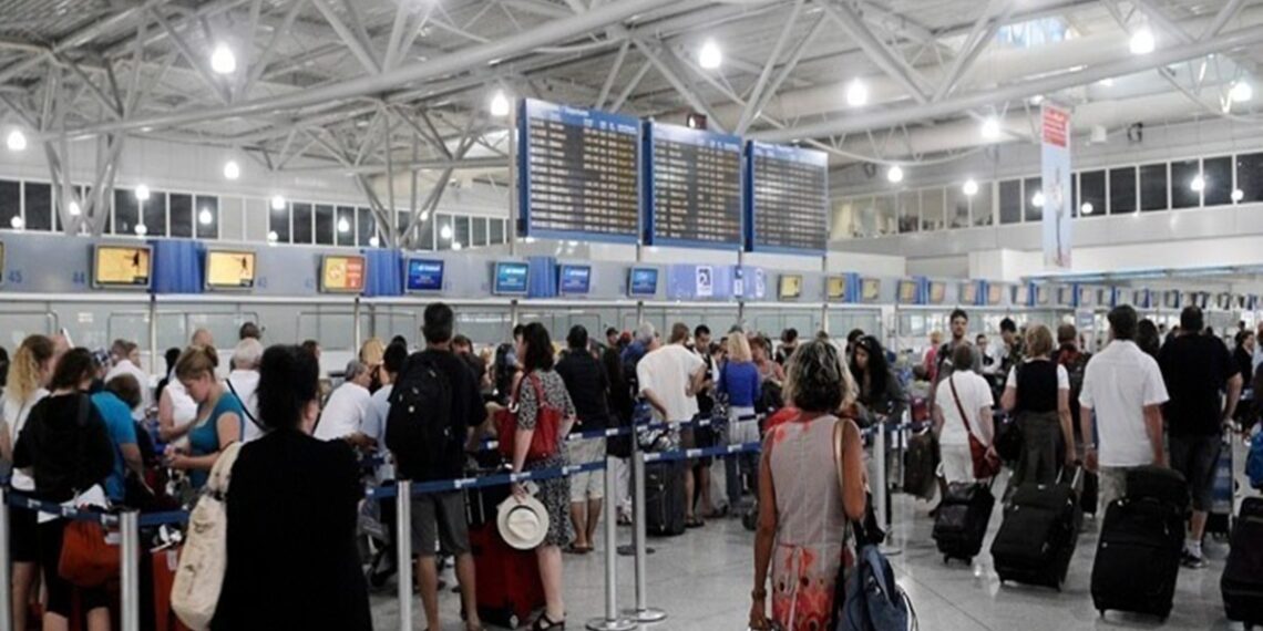 Από σήμερα μόνο με νέου τύπου ταυτότητα ή διαβατήριο τα ταξίδια στο εξωτερικό