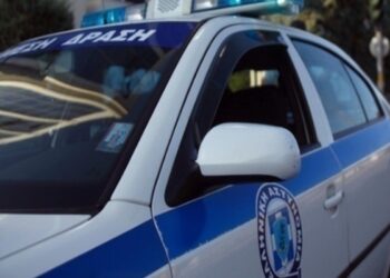 Τέσσερις αλλοδαπούς χωρίς ταξιδιωτικά έγγραφα μετέφερε στο πορτ μπαγκάζ του νεαρός στις Σέρρες