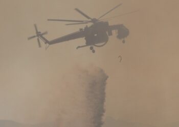 Σύγκρουση δύο πυροσβεστικών ελικοπτέρων στην Ψάθα (VIDEO)