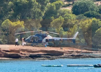 Σπέτσες: Συνελήφθη επιβάτης του ελικοπτέρου που προσγειώθηκε σε παραλία – Πέταξε σακουλάκι με ναρκωτικά (Video)