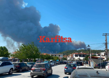 Χαλκιδική: Διακοπή κυκλοφορίας στην επαρχιακή οδό Παλιουρίου–Αφύτου λόγω της πυρκαγιάς