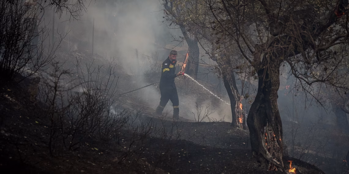 Πύρινη κόλαση στη Δυτική Αττική: Νέες εκκενώσεις με 112 – Μάχη όλη τη νύχτα για να σωθούν Μέγαρα, Αλεποχώρι και Βίλια (Video)