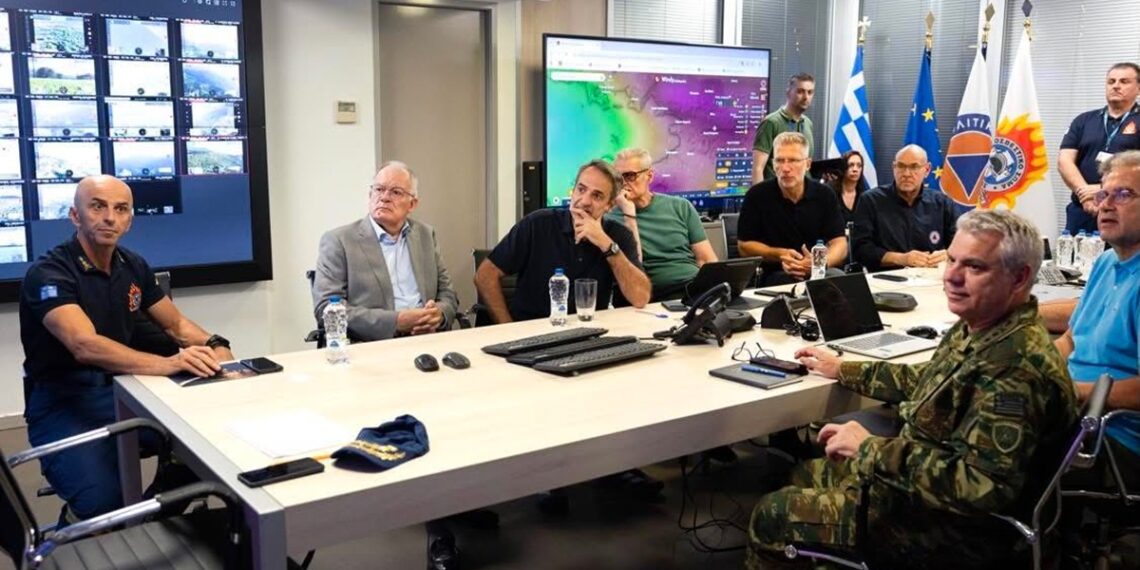 O Κυρ. Μητσοτάκης στο Συντονιστικό Κέντρο Επιχείρησης και Διαχείρισης Κρίσεων της ΠΠ