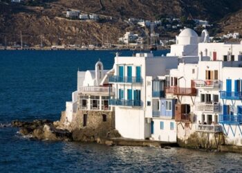Συλλήψεις σε Μύκονο και Ρόδο για παραβάσεις στον αιγιαλό