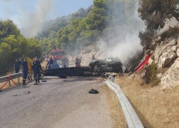 Σύγκρουση πυροσβεστικών ελικοπτέρων στην Ψάθα: Δύο ελαφρά τραυματίες και δύο χωρίς τις αισθήσεις τους (ΦΩΤΟ)